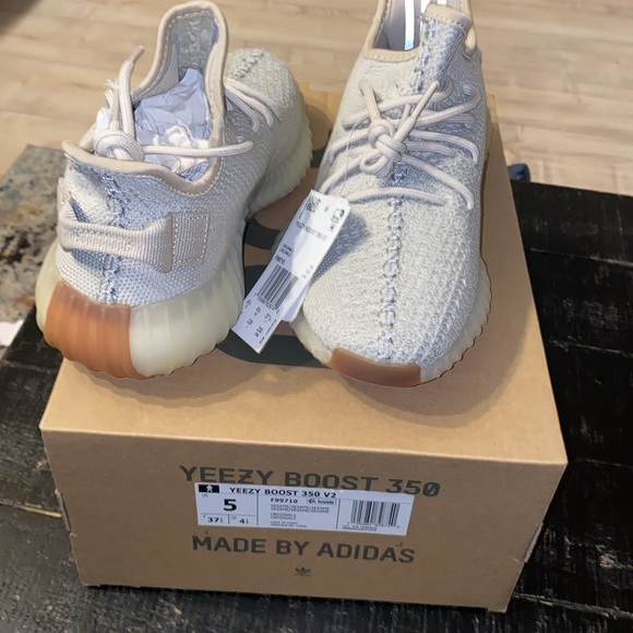 Yeezy Boost 350 V2 'Sesame' Size 5 men’s brand new condition with box, offer up - Picture 10 of 11
